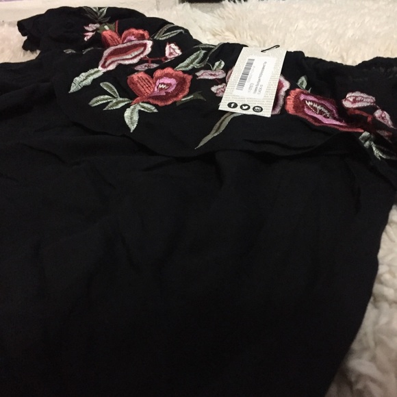 SUPER CUTE off the shoulder rose top - Picture 3 of 5